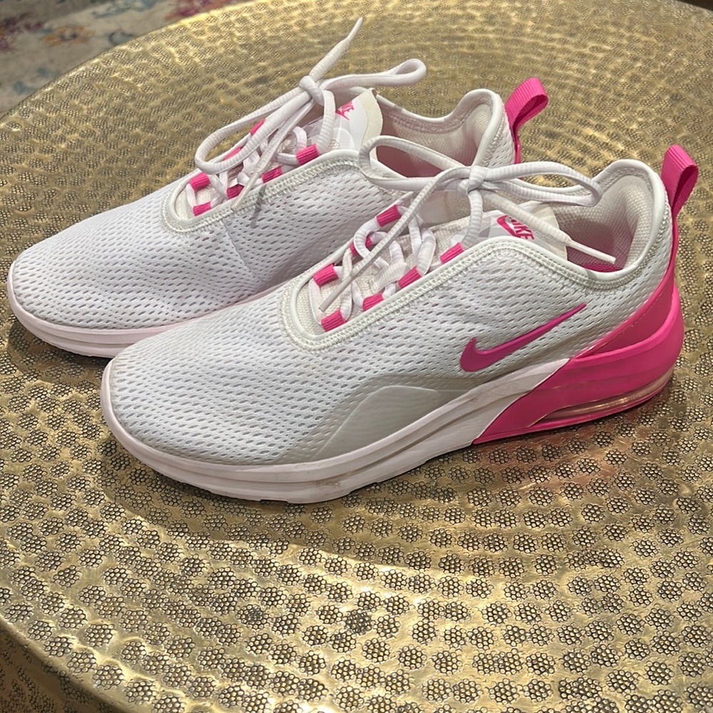 Women’s Nike Air Max Motion 2 - Fuschia